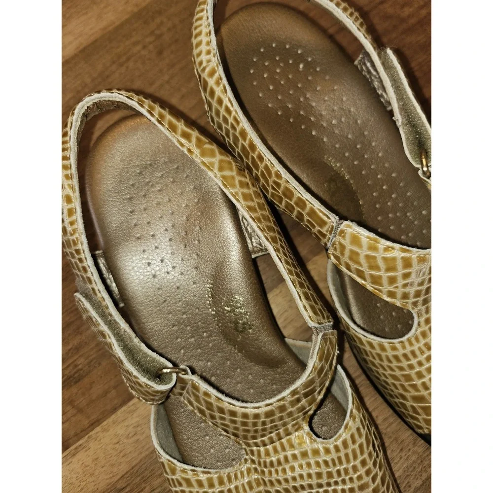 SAS‎ SUNTIMER Gold Patent Croc Leather Tripad Comfort Low Heel Sandals 8